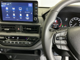 ホンダ純正メモリーナビ搭載なので、遠方へのドライブもお任せ下さい!ステアリング左手側にオーディオ関連のコントロールスイッチを配置しています。操作時は視線を逸らすことなく運転に集中できます