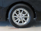 純正のアルミホイール装着車です。タイヤサイズは205/60R16です。