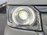 【LEDヘッドライト】悪天候や夜間走行時も良好な視界を確保し安心して運転できる高輝度LEDヘッドライトを装備!点灯速度が早く、消費電力も抑えられています。