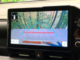 【バックカメラ】駐車時に後方がリアルタイム映像で確認できます。大型商業施設や立体駐車場での駐車時や、夜間のバック時に大活躍!運転スキルに関わらず、今や必須となった装備のひとつです!