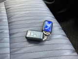 解錠・施錠、パワースライドドアの操作、ブルーの多機能なスマートキーをセットでご用意しました。