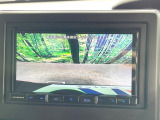 【バックカメラ】駐車時に後方がリアルタイム映像で確認できます。大型商業施設や立体駐車場での駐車時や、夜間のバック時に大活躍!運転スキルに関わらず、今や必須となった装備のひとつです!