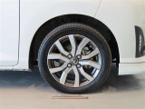 純正のアルミホイール装着車です。タイヤサイズは175/55R15です。