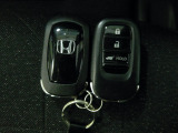 スマートキー付。キーを取り出さなくてもドアロックの施錠・開錠、エンジンの始動が出来ます。雨の日や荷物の多い日にとても便利ですね。