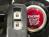【Hondaスマートキー】カバンやポケットに入れたままでもドアの施錠・解錠が可能なスマートキーを装備。エンジンのオン・オフ時もカギを取り出す必要が無いからとっても便利です♪