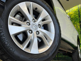 【純正16インチアルミホイール】外観にマッチした純正アルミホイールを装着しております。各種社外アルミホイールや、スタッドレスタイヤも取扱いしております。是非ご相談ください♪