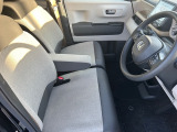 乗り心地の良いフロントシートです。足回りも広々としておりますので、長時間の運転も疲れづらいですよ。