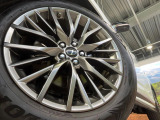 【純正20インチアルミホイール】外観にマッチした純正アルミホイールを装着しております。各種社外アルミホイールや、スタッドレスタイヤも取扱いしております。是非ご相談ください♪