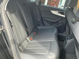 リアシートも足元広々です。アームレスト(ひじ掛け)もございますので、長時間のドライブも快適にお過ごしいただけます。