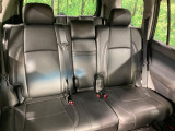 広々とした2列目シートは居住性が高く、居心地も快適!友達や家族とのお出かけにぴったりです。ベビーシートやチャイルドシート使用時も快適にお過ごしいただける十分な空間を確保しています。