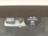 【シティブレーキアクティブシステム】低速走行中に前方の車両等を認識し、衝突しそうな時は警報とブレーキで衝突回避と被害軽減をアシスト。より安全にドライブをお楽しみいただけます。