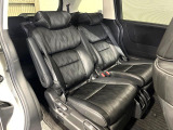後部座席も気になるようなキズ・汚れやへたり等、大きなダメージはなく、良好な状態です。