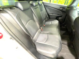 後部座席も気になるようなキズ・汚れやへたり等、大きなダメージはなく、良好な状態です。