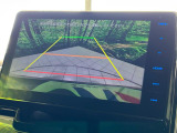 【バックカメラ】駐車時に後方がリアルタイム映像で確認できます。大型商業施設や立体駐車場での駐車時や、夜間のバック時に大活躍!運転スキルに関わらず、今や必須となった装備のひとつです!