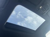 【サンルーフ】解放感溢れるサンルーフ。車内には爽やかな風や太陽の穏やかな光が差し込みます。