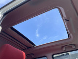 【サンルーフ】車内の天井から、爽やかな風や太陽の穏やかな光を取り込みます。ワンタッチで開閉が可能です。