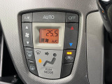 【オートエアコン】一度お好みの温度に設定すれば、車内の温度を検知し風量や温度を自動で調整。暑い&hellip;寒い&hellip;と何度もスイッチ操作をする必要はありません。快適な車内空間には必須の機能ですね♪
