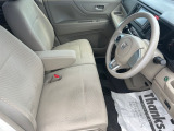 乗り心地の良いフロントシートです。足回りも広々としておりますので、長時間の運転も疲れづらいですよ。