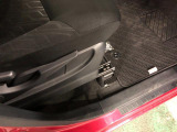 痛みの出やすい運転席シートの角、フロアマット、座面、ともに良好です