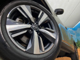 【純正アルミホイール】外観にマッチした純正アルミホイールを装着しております。各種社外アルミホイールや、スタッドレスタイヤも取扱いしております。是非ご相談ください♪