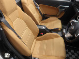 常に使うフロントシート。運転席は毎回使用する部分ですので、座り心地が重要です!ぜひ一度体感してみてください!