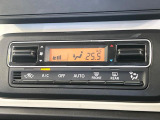 【オートエアコン】一度お好みの温度に設定すれば、車内の温度を検知し風量や温度を自動で調整。暑い&hellip;寒い&hellip;と何度もスイッチ操作をする必要はありません。快適な車内空間には必須の機能ですね♪