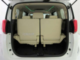 3列目シートは跳ね上げ式で折りたたみ可能です。キャンプ用品など大きな荷物もばっちり収納可能です。