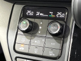 【オートエアコン】一度お好みの温度に設定すれば、車内の温度を検知し風量や温度を自動で調整。暑い&hellip;寒い&hellip;と何度もスイッチ操作をする必要はありません。快適な車内空間には必須の機能ですね♪