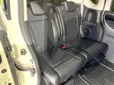 後部座席も気になるようなキズ・汚れやへたり等、大きなダメージはなく、良好な状態です。