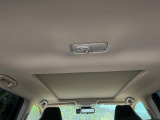 【大型サンルーフ】車内の解放感が一気に上がる大型のパノラマルーフ!季節を問わず開放的で快適なドライブをお楽しみいただけます。流通量も少なく希少価値の高い人気の装備です♪