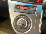 【オートエアコン】一度お好みの温度に設定すれば、車内の温度を検知し風量や温度を自動で調整。暑い&hellip;寒い&hellip;と何度もスイッチ操作をする必要はありません。快適な車内空間には必須の機能ですね♪