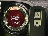 【Hondaスマートキー】カバンやポケットに入れたままでもドアの施錠・解錠が可能なスマートキーを装備。エンジンのオン・オフ時もカギを取り出す必要が無いからとっても便利です♪