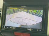 【バックカメラ】駐車時に後方がリアルタイム映像で確認できます。大型商業施設や立体駐車場での駐車時や、夜間のバック時に大活躍!運転スキルに関わらず、今や必須となった装備のひとつです!