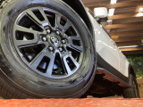【純正18インチアルミホイール】外観にマッチした純正アルミホイールを装着しております。各種社外アルミホイールや、スタッドレスタイヤも取扱いしております。是非ご相談ください♪