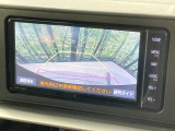【バックカメラ】駐車時に後方がリアルタイム映像で確認できます。大型商業施設や立体駐車場での駐車時や、夜間のバック時に大活躍!運転スキルに関わらず、今や必須となった装備のひとつです!