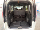 後席を格納すると、これだけの広さが!シーンに合わせたシートアレンジで、大きな荷物も積むことが出来ます♪