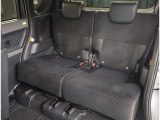 リアシートは可倒式になっていますので、長いお荷物も収納できます!!