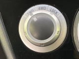 【ドライブモードセレクター】ダイヤル一つで簡単にモード切替が可能♪燃費重視の2WDモードから、雪道や本格的なオフロードでも頼れる4WD LOCKモードまで、幅広い使い方に対応しています。