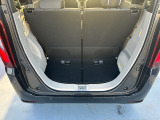 普段のお買い物に十分な広さのラゲッジスペースです。リアシートを倒せば大きな荷物も載せられます。