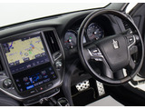 使いやすさや安全性を追求したステアリング周り!高級車ゆえにスイッチ類が多いのも特徴ですね!考え尽くされた配置ですぐに使いこなす事が出来ますのでご安心下さい!是非、体感してみて下さい!!