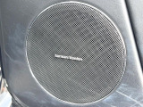 ●harman/kardonサウンドシステム:オーディオ専門メーカーが手掛けるプレミアムスピーカーを装備。多数のスピーカーから、音の粒立ちまで分かる高品質な音楽をお楽しみいただけます。