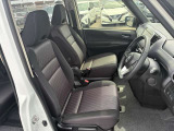 座りやすく、長距離走行でも疲れにくいシートとなります。後席へのウォークスルーが可能です。