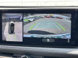【アラウンドビューモニター】まるでクルマを真上から見下ろしたかのような視点で駐車をサポートします!クルマの斜め後ろや真横など、前後左右の4つのカメラの映像が合成されて、モニターに映し出されます。