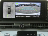 全周囲カメラで、クルマを上空から見下ろしているかのような映像を映し出します。周囲の状況がひと目でわかります!