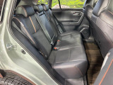 後部座席も気になるようなキズ・汚れやへたり等、大きなダメージはなく、良好な状態です。