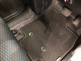 嬉しい純正フロアマット付き♪ 状態も良好です(^^♪