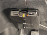 【ETC】有料道路を利用する際に料金所で停止することなく通過できる、ETC車載器(ノンストップ自動料金収受システム機器)が装備されています。セットアップを行うことで利用可能になります。
