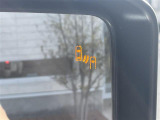 【BSM(ブラインドスポットモニター)】隣車線上の側方および後方から接近する車両を検知すると、検知した側のドアミラーが点灯。その状態でウインカーを出すと、インジケーターの点滅と警報音で警告します。