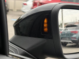 レーンチェンジアシストシステム。後方死角ゾーンの車両を検知することで、ミラー内側のインジケーターが点灯、安全な車線変更をサポート。