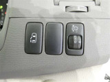 片側電動スライドドアのスイッチ付です。車内からもスイッチひとつで楽にドアの開閉が可能です。電動なので開閉時に力を使う必要がなく、半ドアになることもありません!